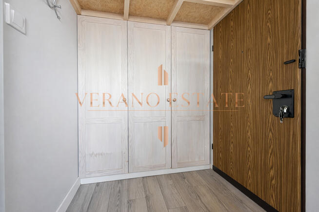 ZALANE SŁOŃCEM | ANTRESOLA | ZAMKNIĘTE OSIEDLE