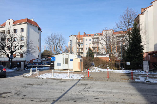 ZALANE SŁOŃCEM | ANTRESOLA | ZAMKNIĘTE OSIEDLE