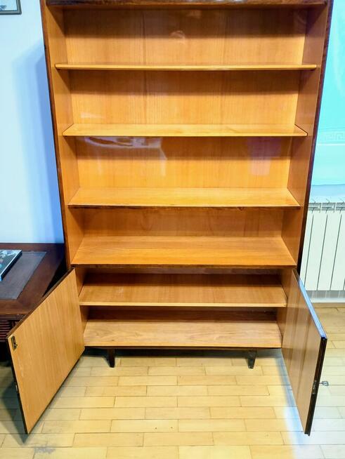 Witryna i biblioteka Atos, wysoki połysk