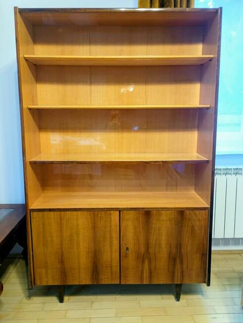 Witryna i biblioteka Atos, wysoki połysk