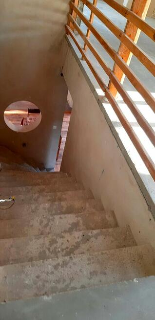 Ciekawy, z piwnicami, do wykończenia