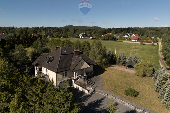 Willa na dużej działce przy lesie.