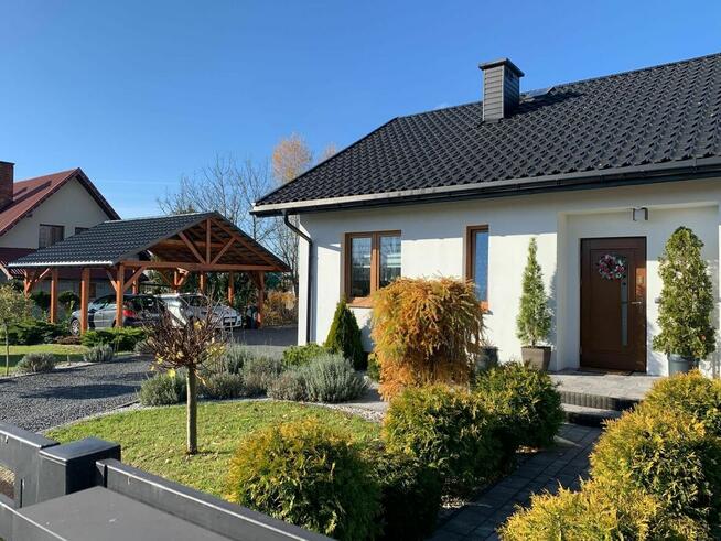 Urządzony wolnostojący dom na zagospodarowanej działce