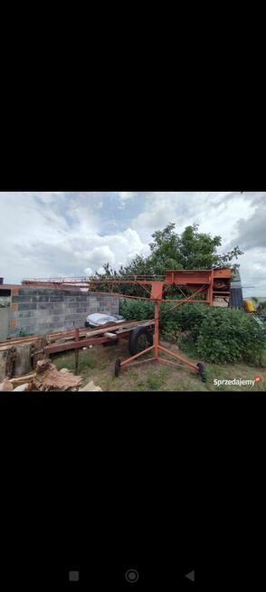 Podajnik taśmociąg do kostek słomy siana