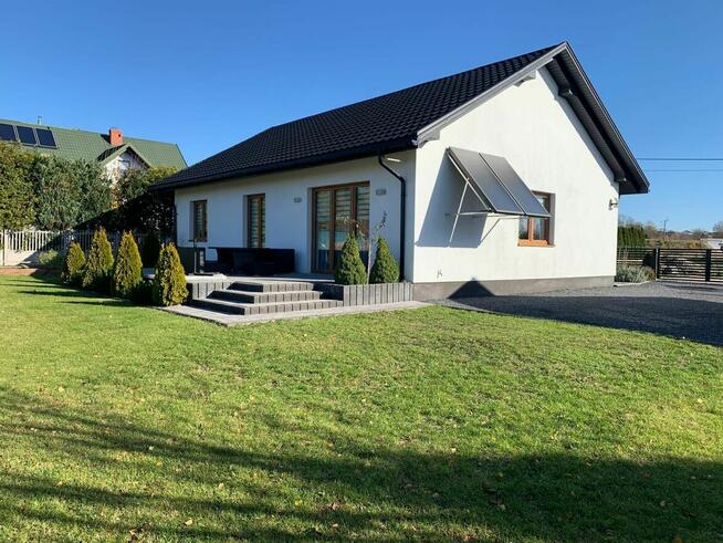 Urządzony wolnostojący dom na zagospodarowanej działce