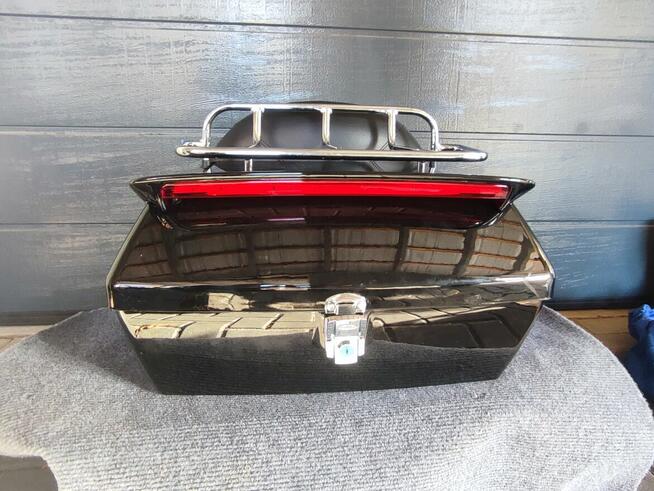 Kufer na motor czarny połysk z oparciem.