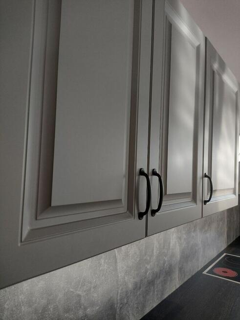 Tania kuchnia z frezowanym szarym frontem