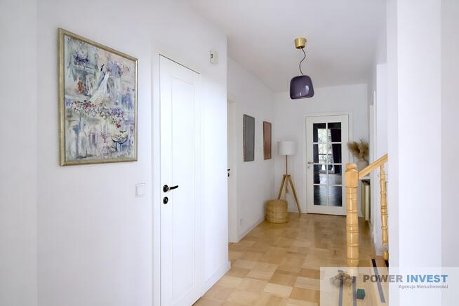 Dom wśród zieleni z dużym ogrodem