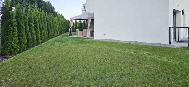 Nowoczesny szeregowiec z dużym ogrodem