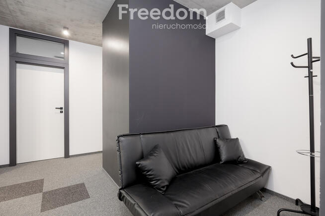 Biuro plus części wspólne, kameralny budynek