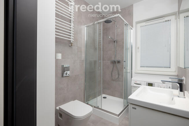 Biuro plus części wspólne, kameralny budynek