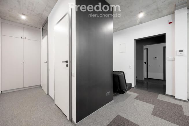 Biuro plus części wspólne, kameralny budynek