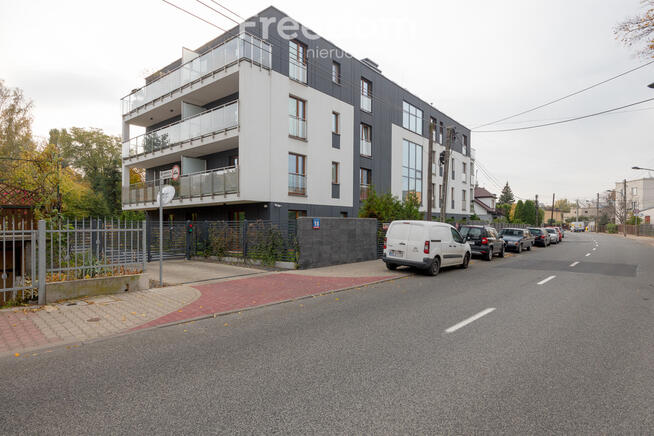 Biuro plus części wspólne, kameralny budynek