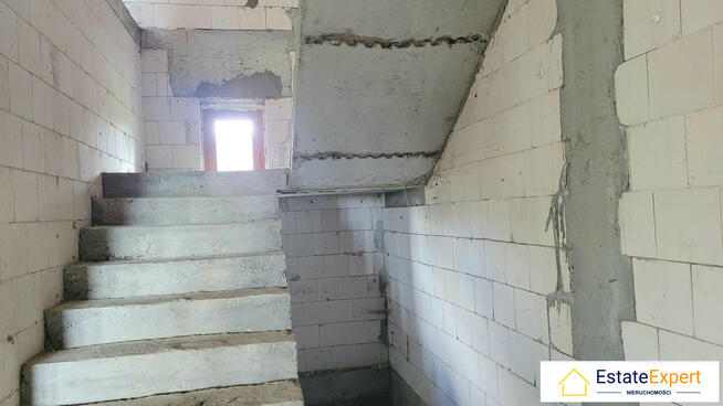 Dom w stanie surowym zamkniętym w malowniczej okolicy