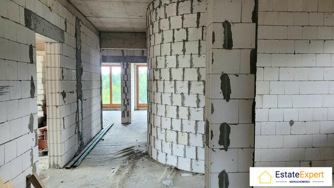 Dom w stanie surowym zamkniętym w malowniczej okolicy