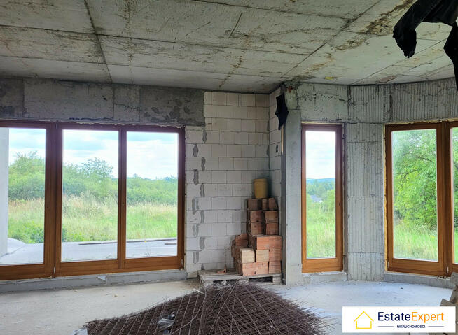 Dom w stanie surowym zamkniętym w malowniczej okolicy