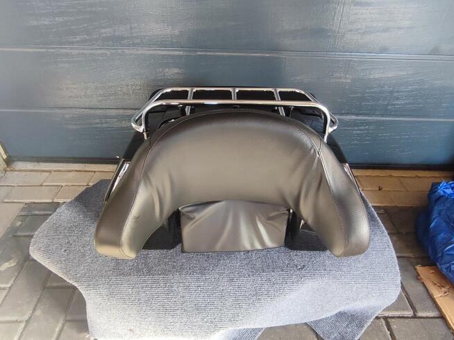 Kufer na motor czarny połysk z oparciem.