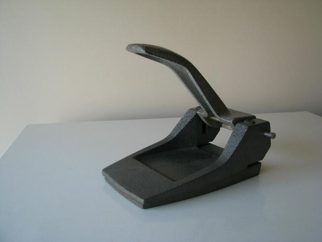 Stary, solidny, duży żeliwny dziurkacz PRL