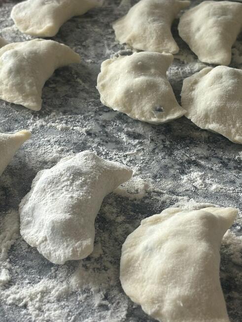 Lepienie pierogów i wyrobów mącznych