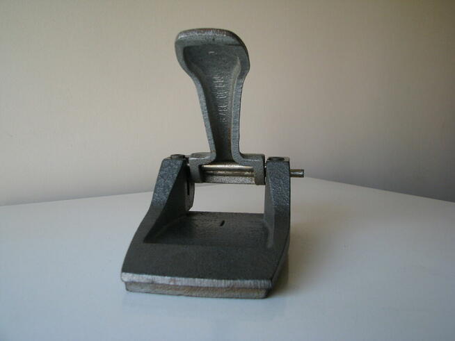 Stary, solidny, duży żeliwny dziurkacz PRL