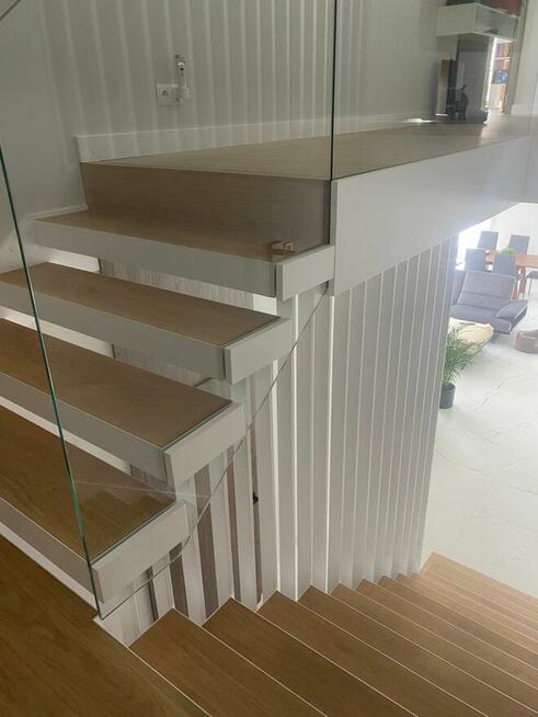 SCHODY drewniane , stalowe , dębowe , jesionowe .