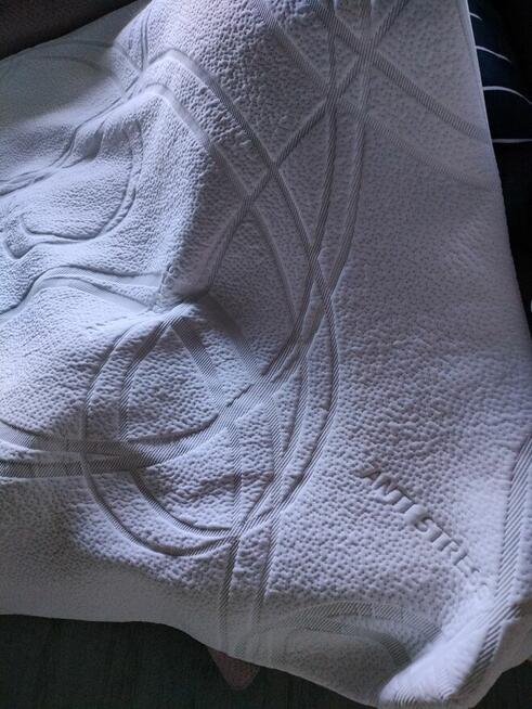 Sprzedam biały pokrowiec na materac