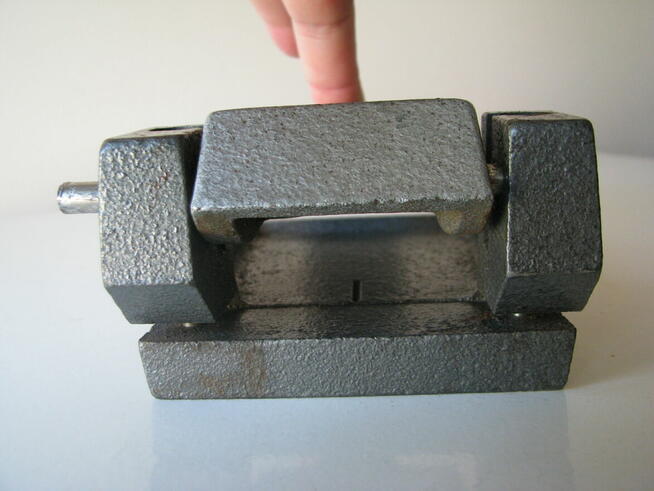 Stary, solidny, duży żeliwny dziurkacz PRL