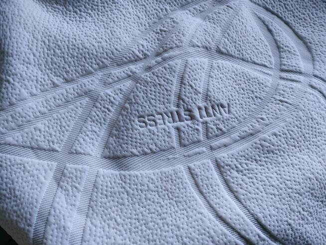 Sprzedam biały pokrowiec na materac