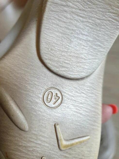 Ażurowe beżowe półbuty 40 na koturnie mokasyny