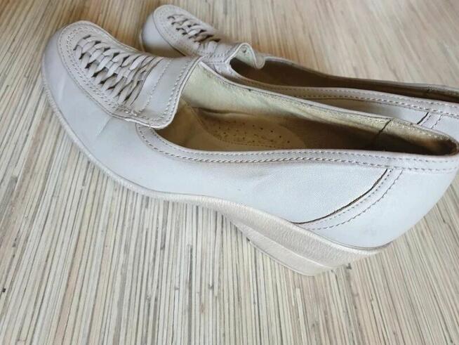 Ażurowe beżowe półbuty 40 na koturnie mokasyny