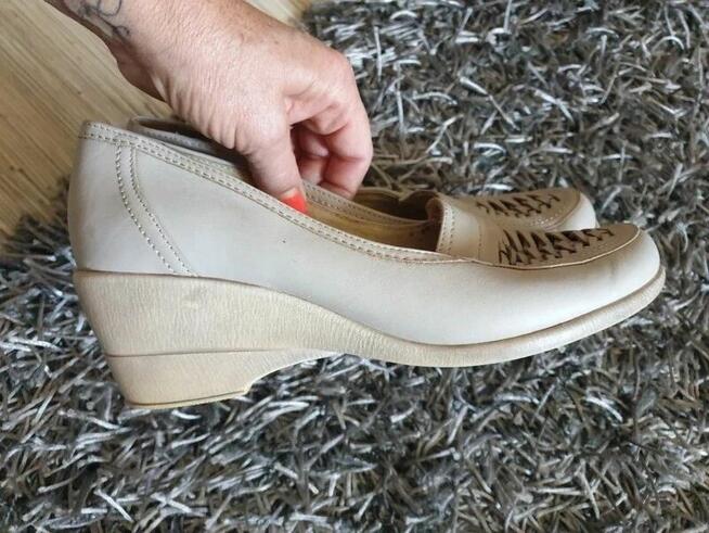 Ażurowe beżowe półbuty 40 na koturnie mokasyny