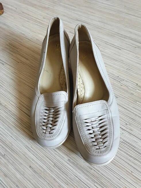 Ażurowe beżowe półbuty 40 na koturnie mokasyny