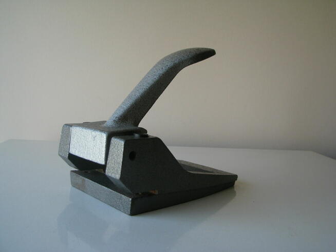 Stary, solidny, duży żeliwny dziurkacz PRL