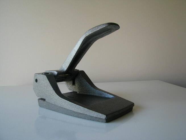 Stary, solidny, duży żeliwny dziurkacz PRL