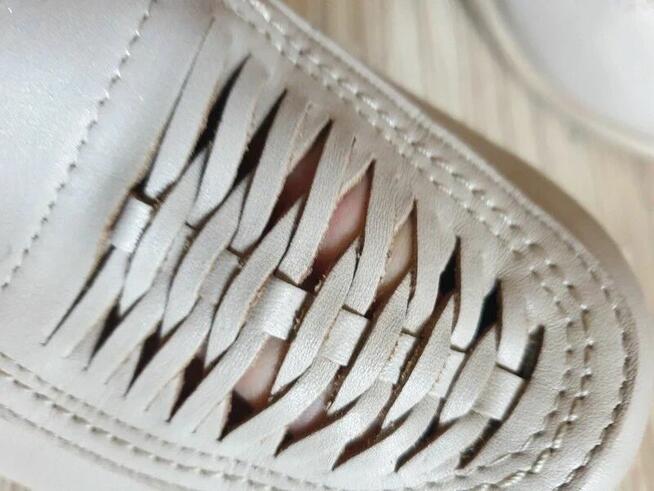 Ażurowe beżowe półbuty 40 na koturnie mokasyny