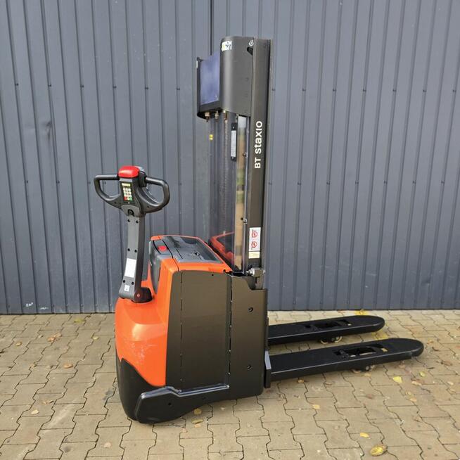 Paletowy wózek magazynowy z niskim masztem Toyota Swe