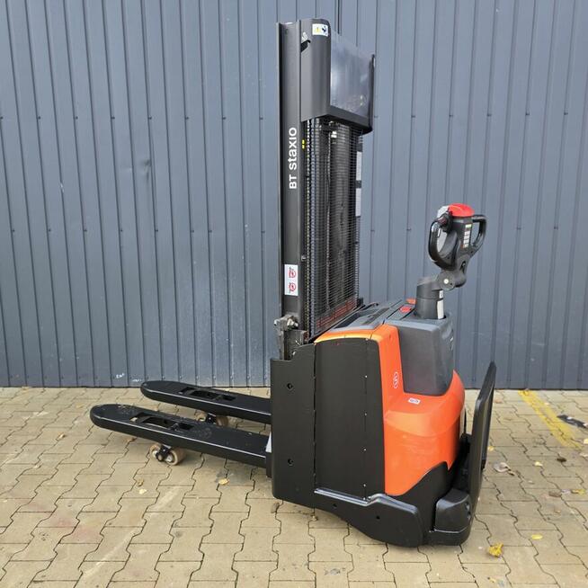 Paletowy wózek magazynowy z niskim masztem Toyota Swe