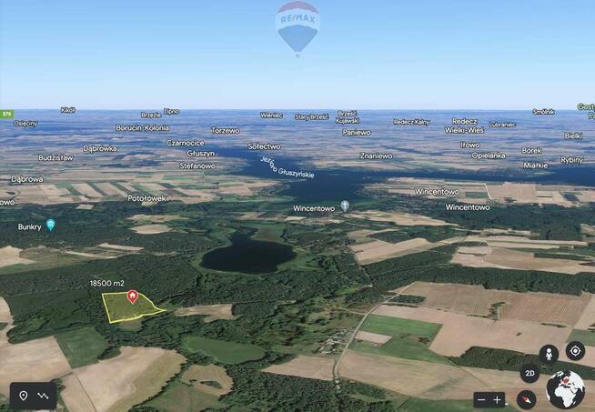 Działka z linią brzegową jeziora.