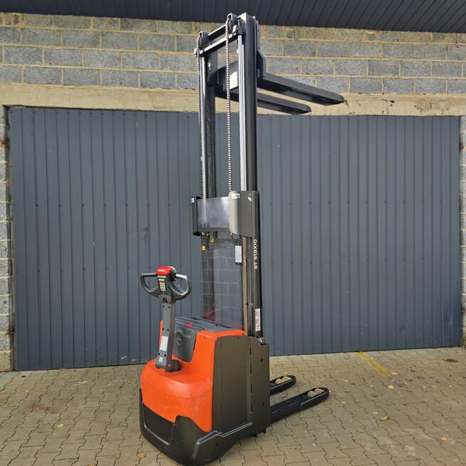 Paletowy wózek magazynowy z niskim masztem Toyota Swe