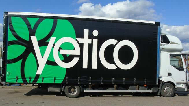 Plandeka z nadrukiem – reklama drukowana UV i malowana