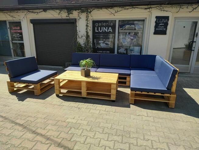 drewniany zestaw mebli ogrodowych na wzór palet