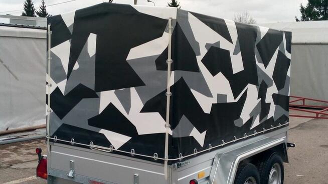 Plandeka z nadrukiem – reklama drukowana UV i malowana