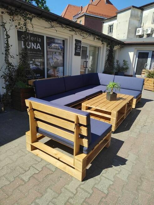 drewniany zestaw mebli ogrodowych na wzór palet