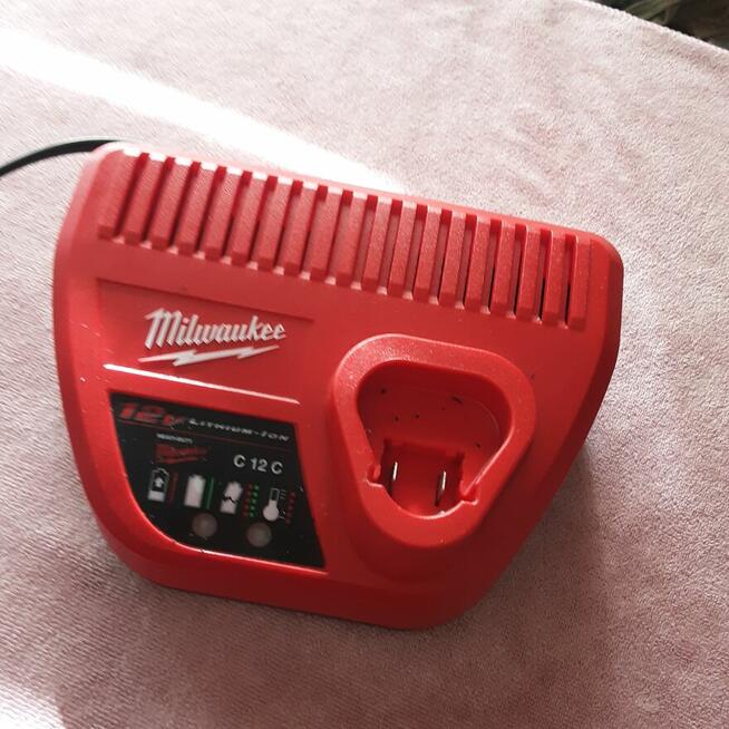 Ładowarka Milwaukee C12