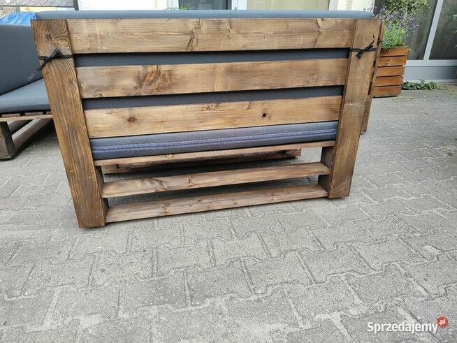 Drewniany zestaw mebli ogrodowych na wzór palet