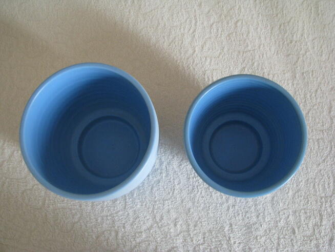 Piękne karbowane ceramiczne niebieskie doniczki – osłonki