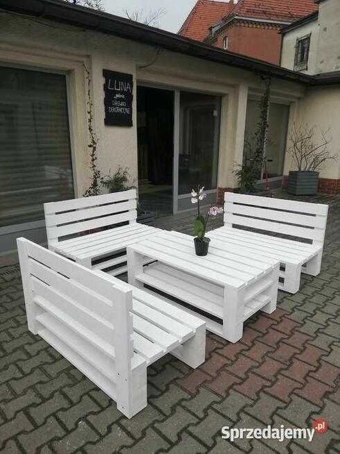 zestaw mebli ogrodowych na wzór palet