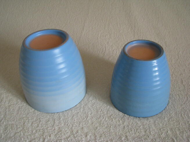 Piękne karbowane ceramiczne niebieskie doniczki – osłonki