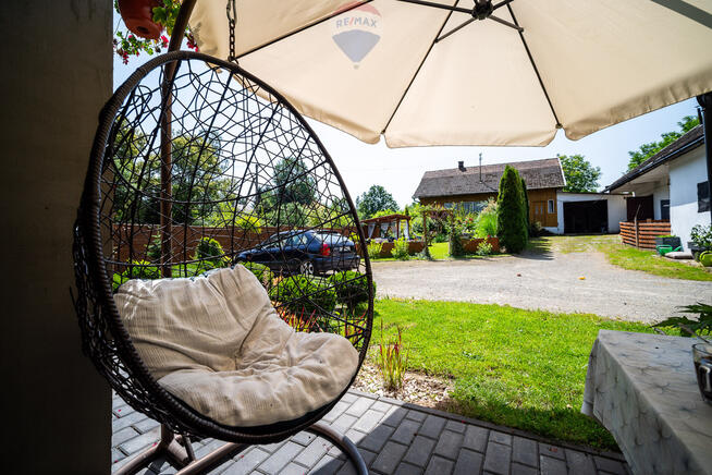 Dom do remontu, duży budynek gospodarczy