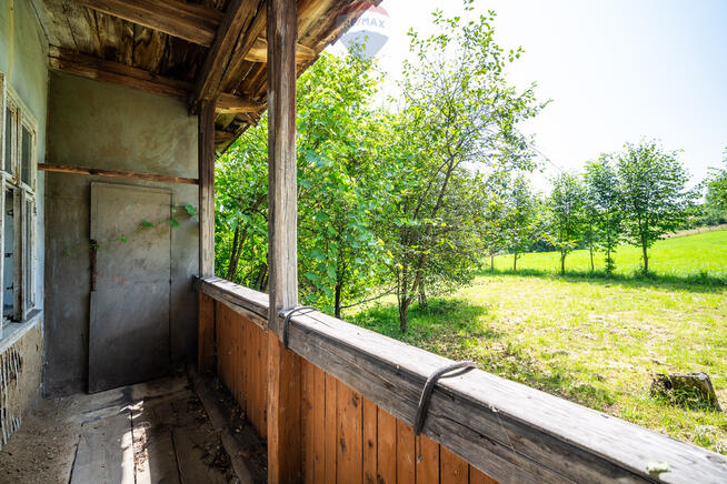 Dom do remontu, duży budynek gospodarczy
